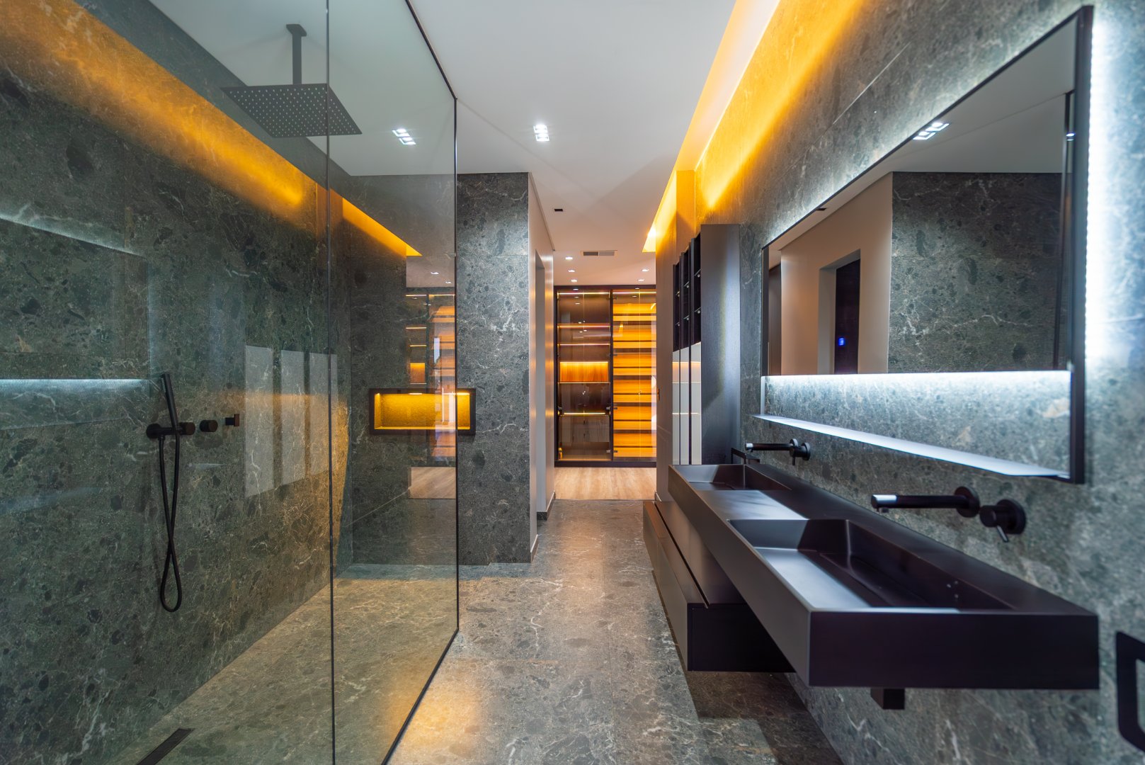Move In for Christmas: 760 m² Villa Behind a Double Boom in Sandhurst