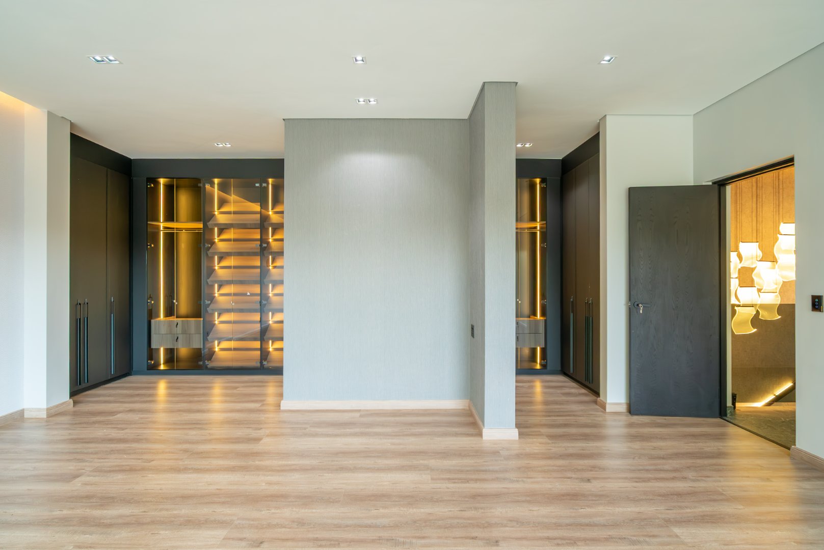 Ultra Exclusive Hyde Park Cluster Living Move In Ready Luxury Residence