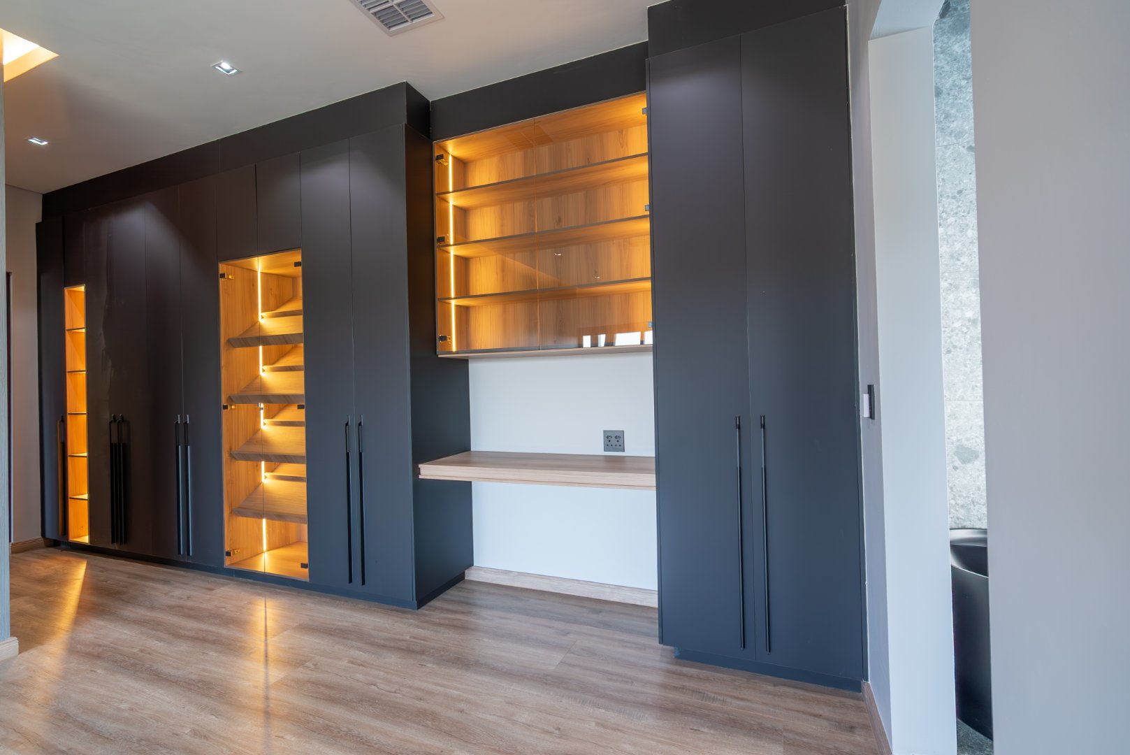 Choose Your Finishes: 670 m² Villa Behind a Double Boom in Sandhurst