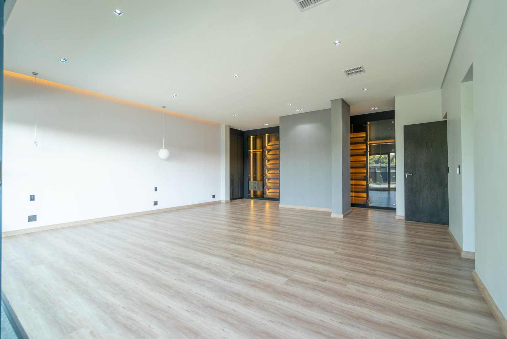 Choose Your Finishes: 670 m² Villa Behind a Double Boom in Sandhurst