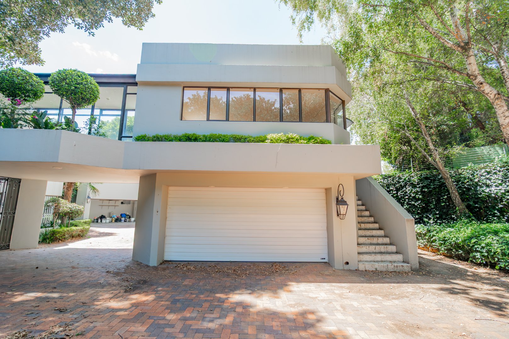 Grand Inanda Residence with Exceptional Bones – 1,003m² Under Roof on 1,859m² Stand
