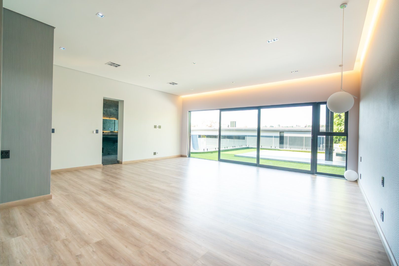 Ultra Exclusive Hyde Park Cluster Living Move In Ready Luxury Residence