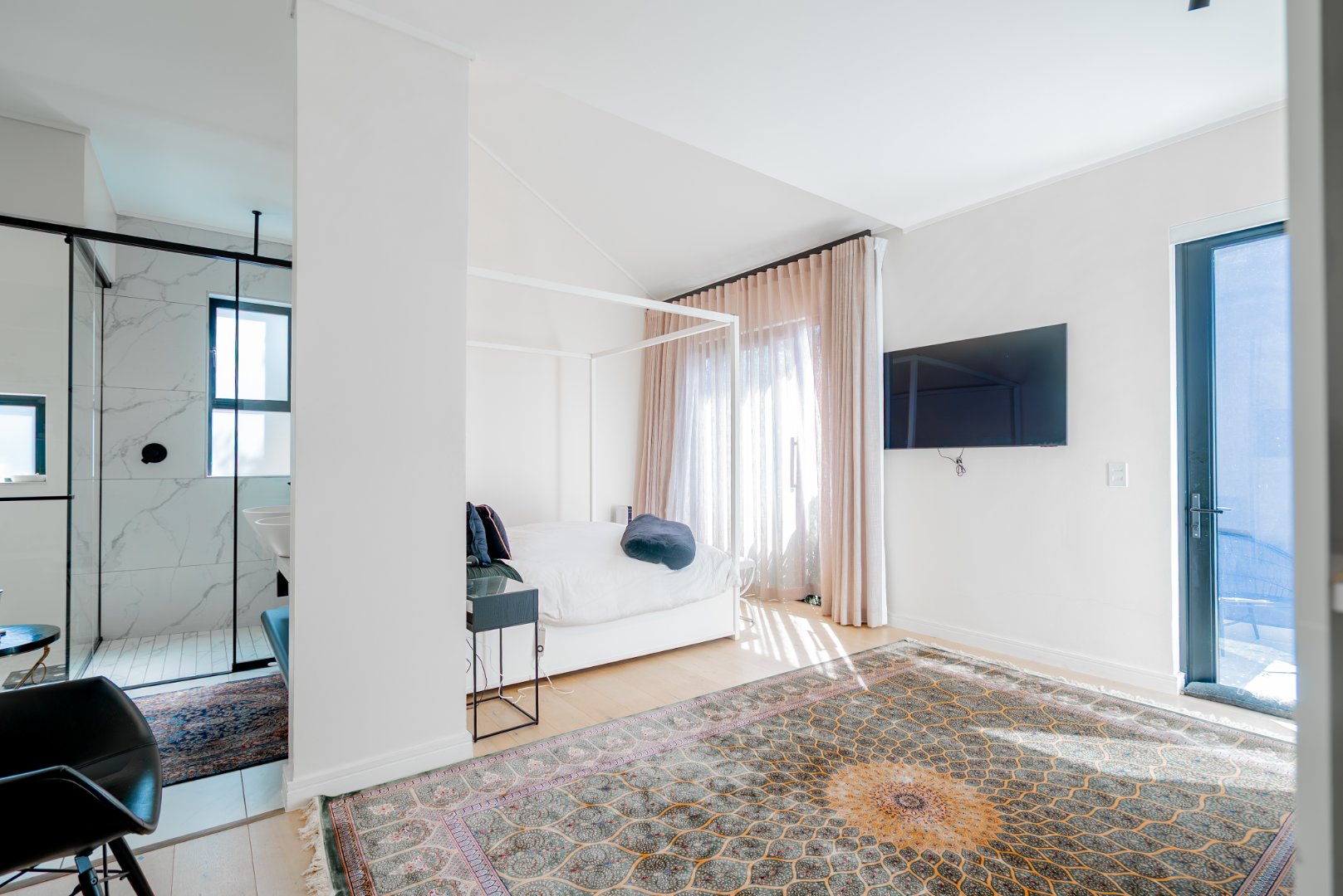 Ultra-Luxury 3 Bed Duplex Villa in Hyde Park | Pool, Staff Suite & Backup Power