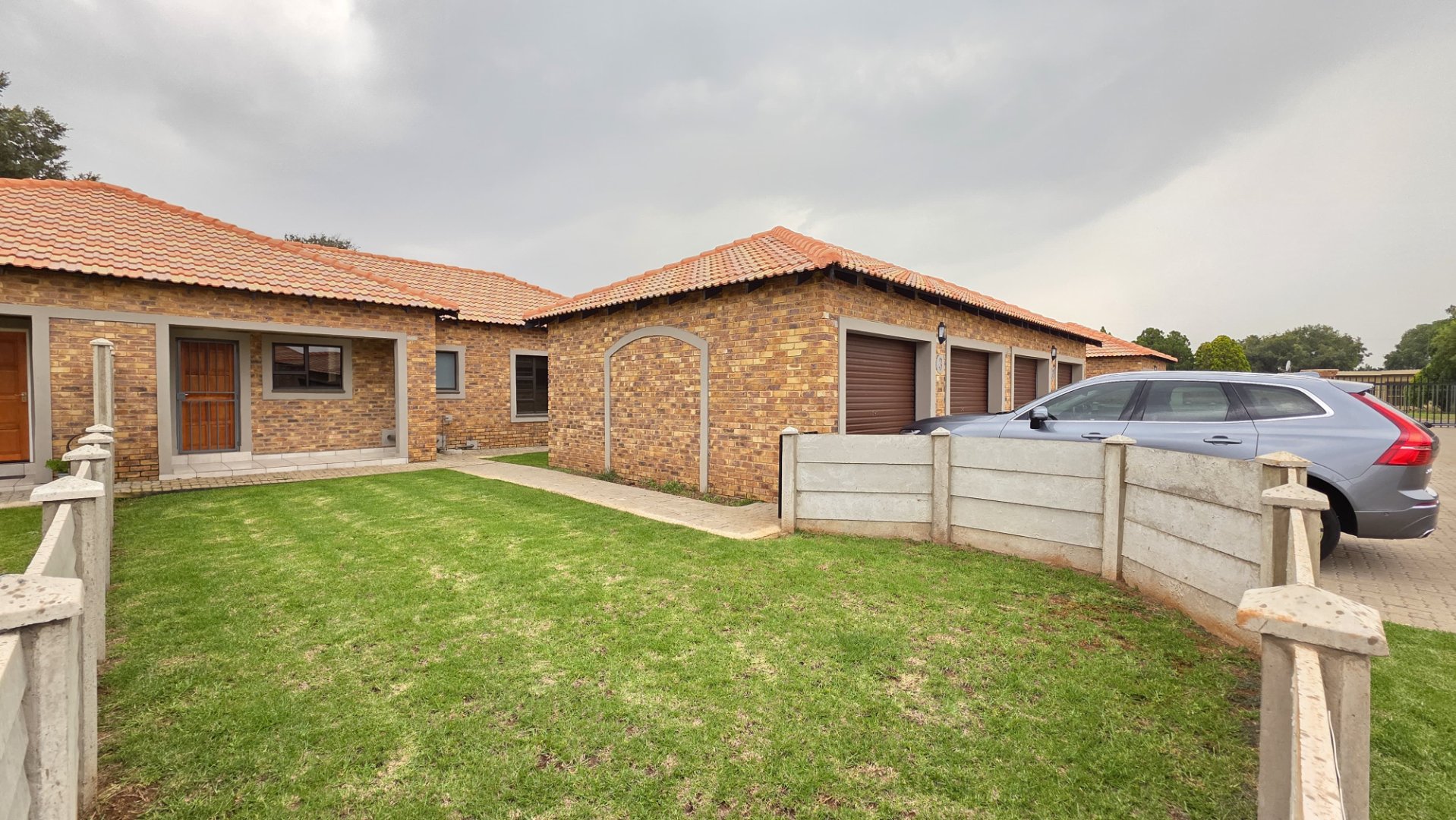 Charming 3-Bedroom Rental with Security, Garden Service, and Pet-Friendly Yard