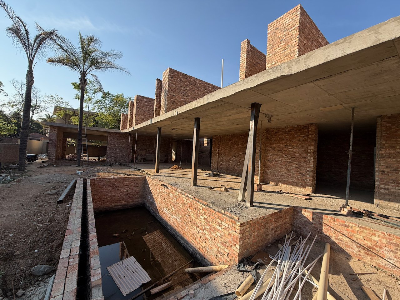 Choose Your Finishes: 670 m² Villa Behind a Double Boom in Sandhurst