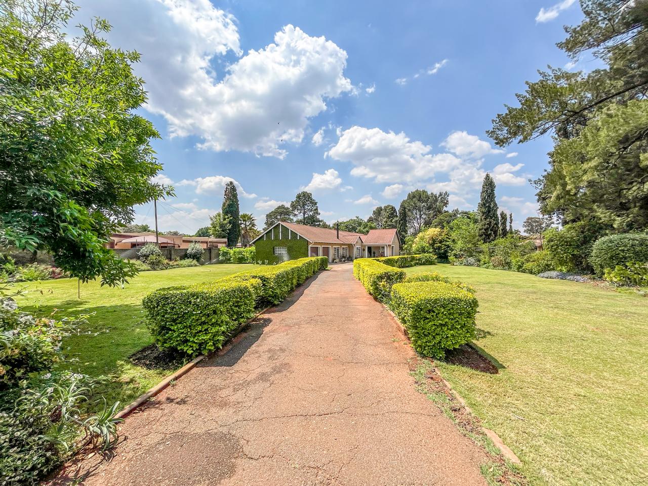 Spacious 3-Bedroom Home with Pool and Outdoor Entertainment