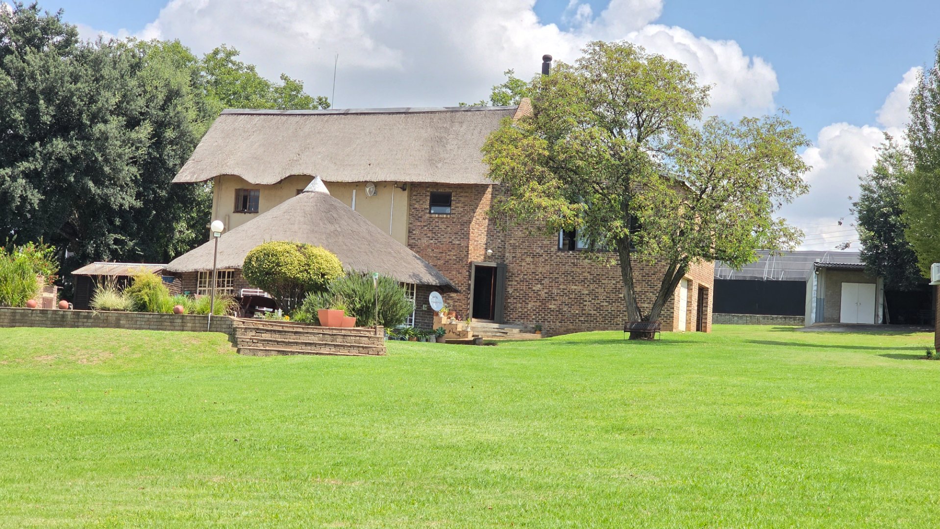 EXQUISITE LIVING WITH OPTIONS OF EXPANDING ,LOCATED IN A TRANQUIL AREA,WITH THE POSSIBILITY TO RUN A BUSINES FROM HOME