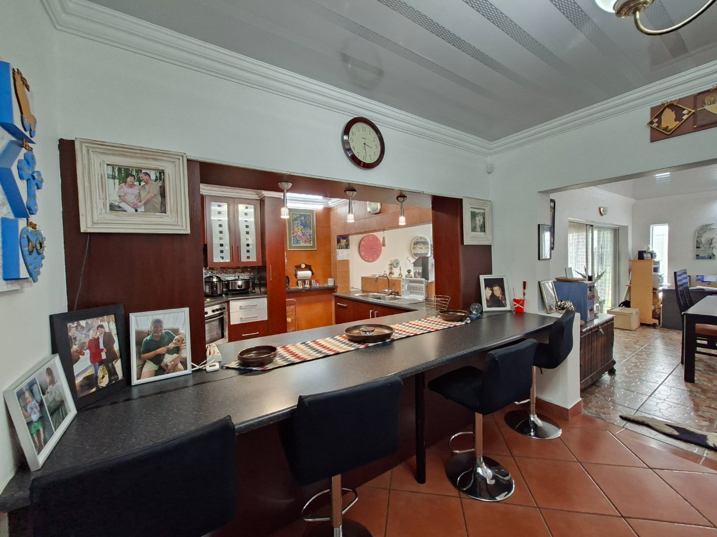 BREAKFAST NOOK TO LOUNGE AREA