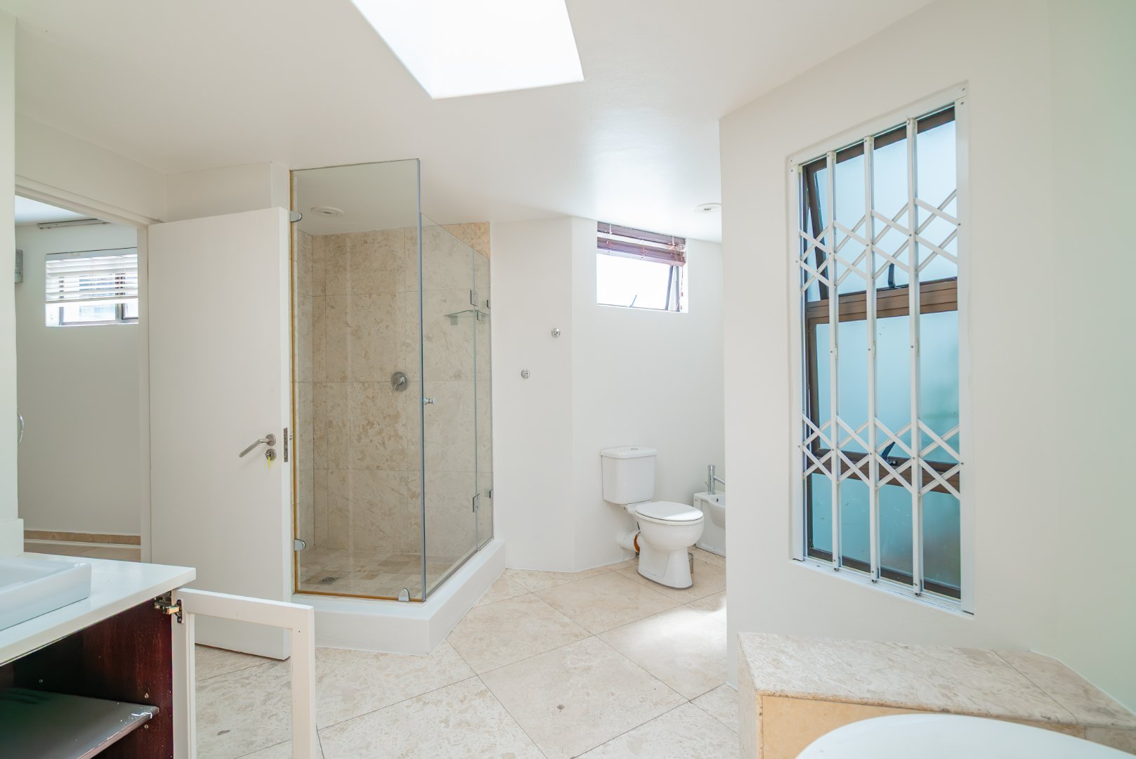 Grand Inanda Residence with Exceptional Bones – 1,003m² Under Roof on 1,859m² Stand