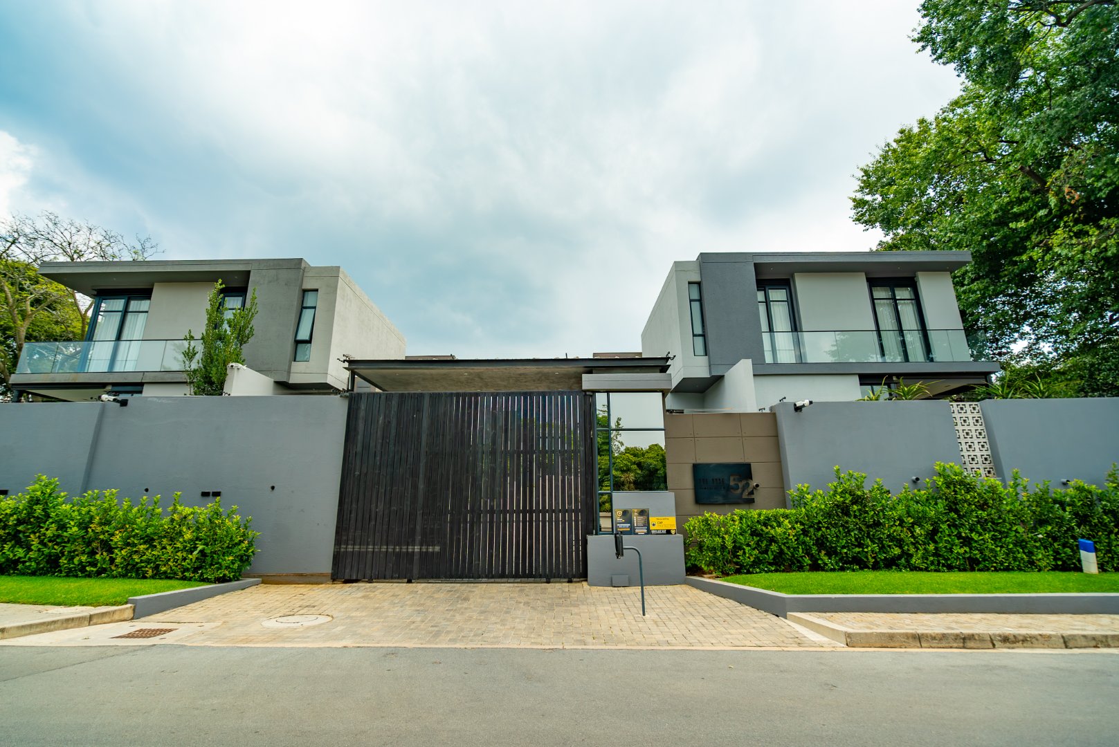 Luxury Cluster Living in an Elite Boomed Enclosure