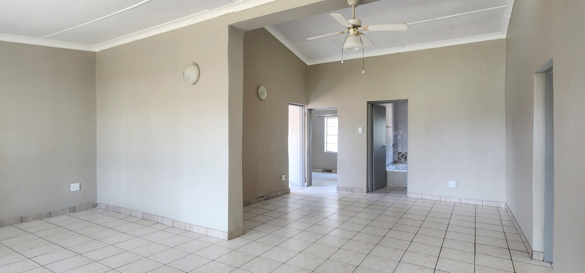 OPEN PLAN DINNINGROOM/LOUNGE