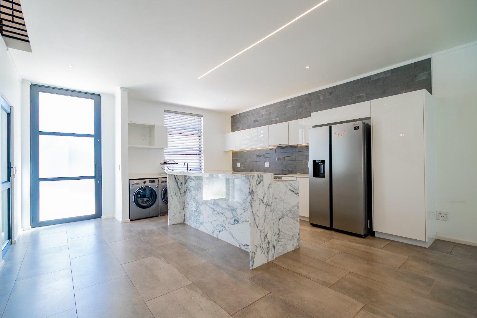 Modern 3 Bed Hyde Park Townhouse with Solar, PJ Lounge & Double Garage