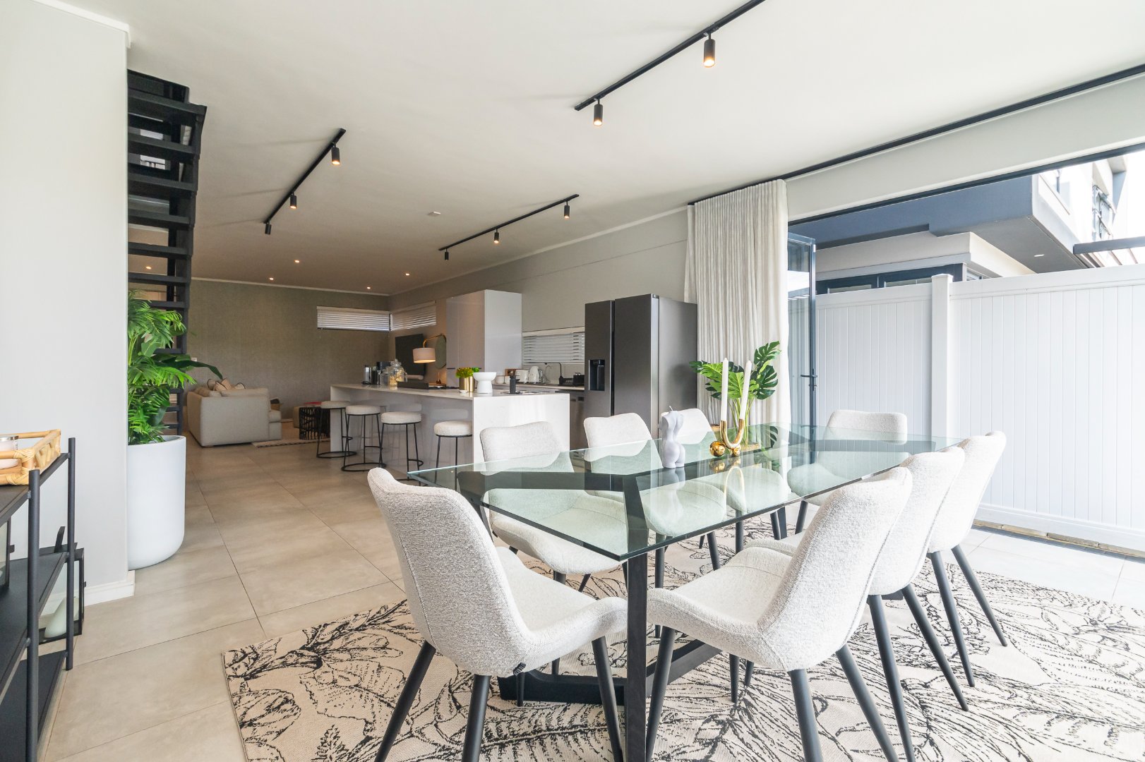 Executive Townhouse with Roof Terrace and Sandton View
