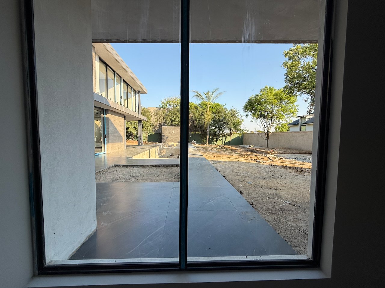 Move In for Christmas: 760 m² Villa Behind a Double Boom in Sandhurst