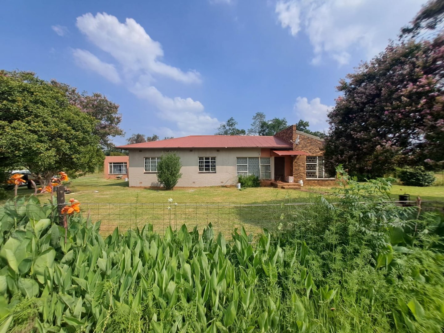 Spacious Plot with Family Home and Flatlet in Kookrus