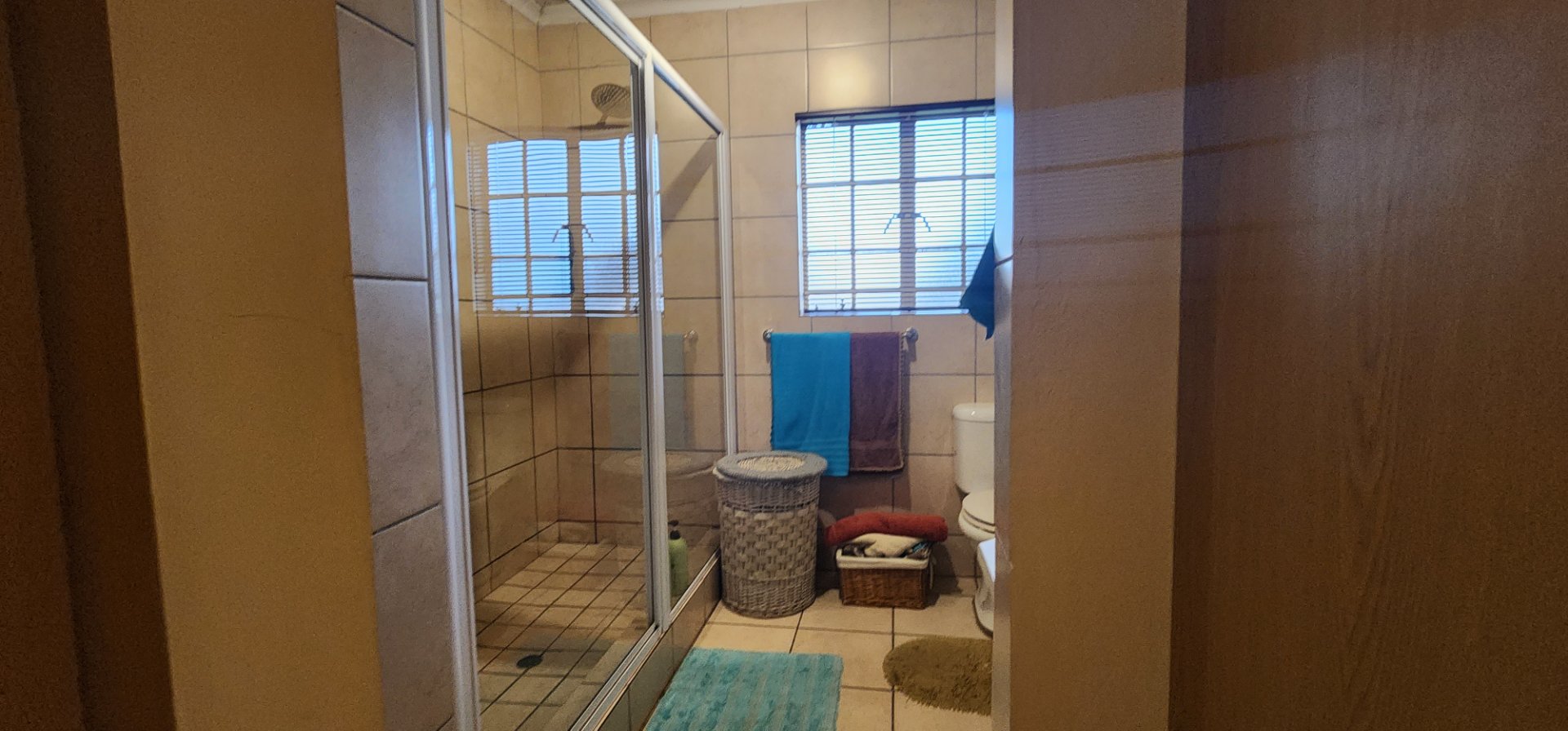 DOUBLE SHOWER IN MAIN BATHROOM
