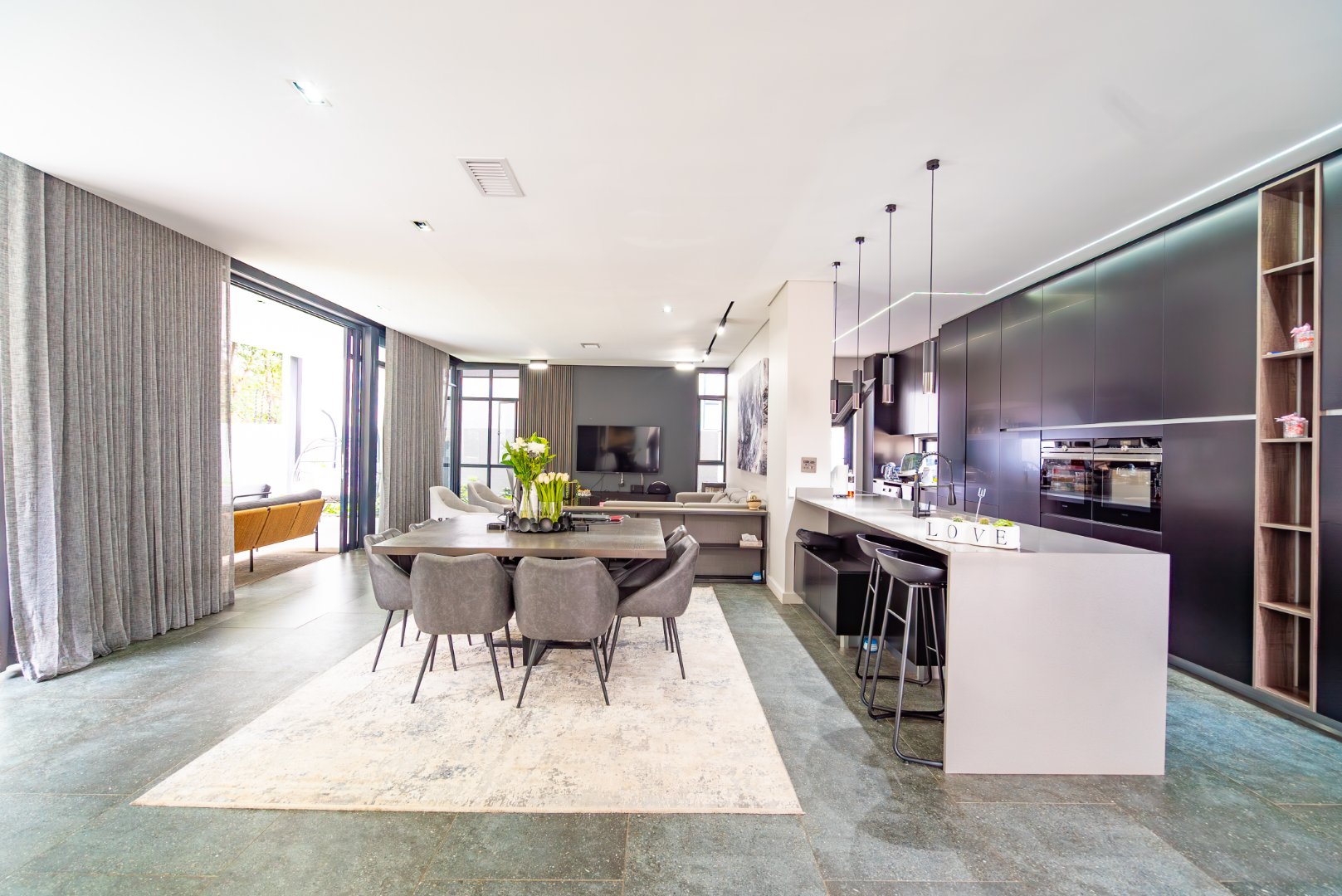 Luxury Cluster Living in an Elite Boomed Enclosure
