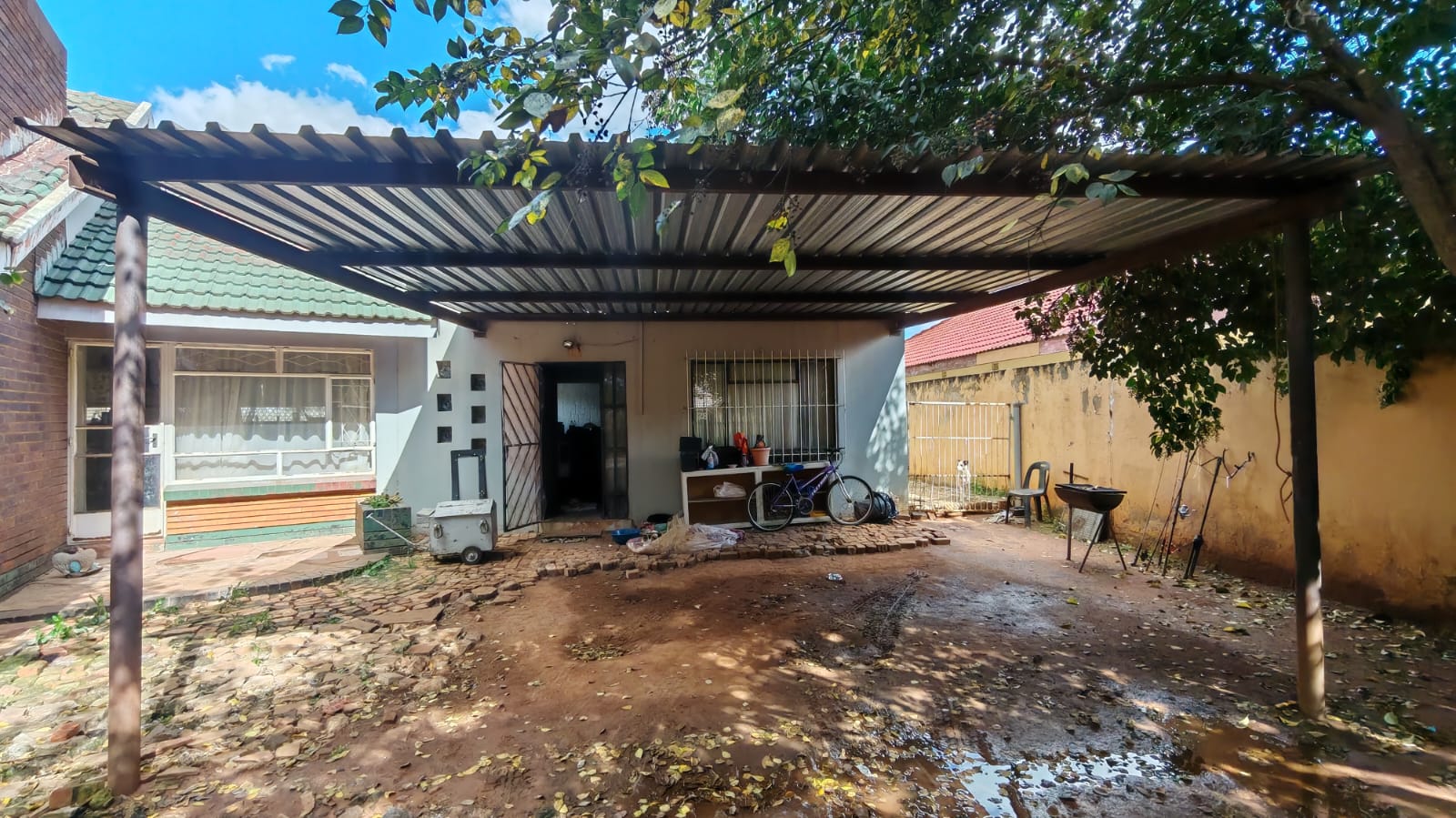 Family friendly 3 bed flat with parking in Meyerton