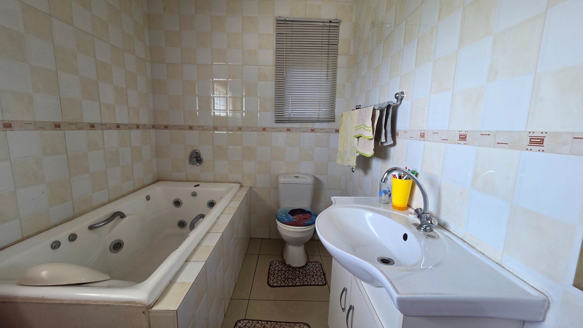 EN SUITE TO MAIN BEDROOM