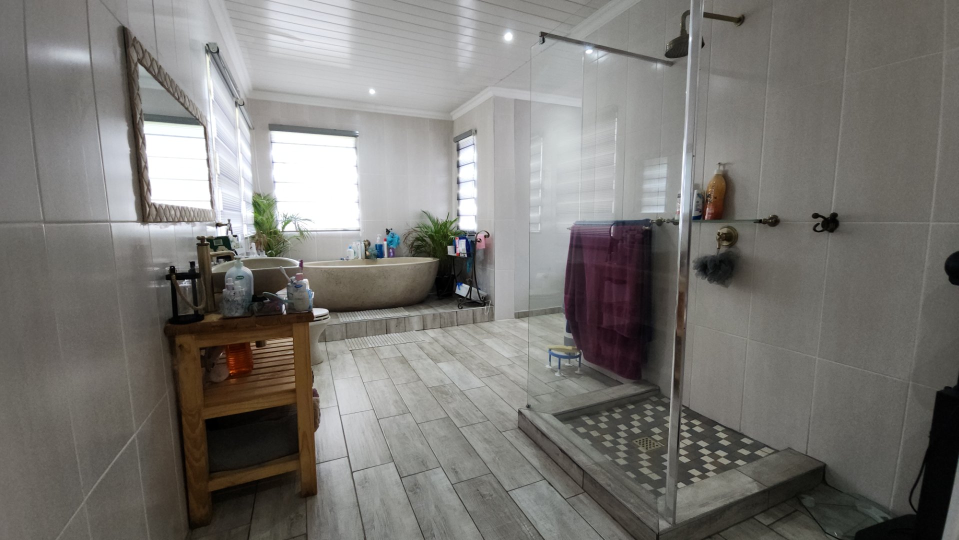 EN SUITE BATHROOM TO MAIN BEDROOM