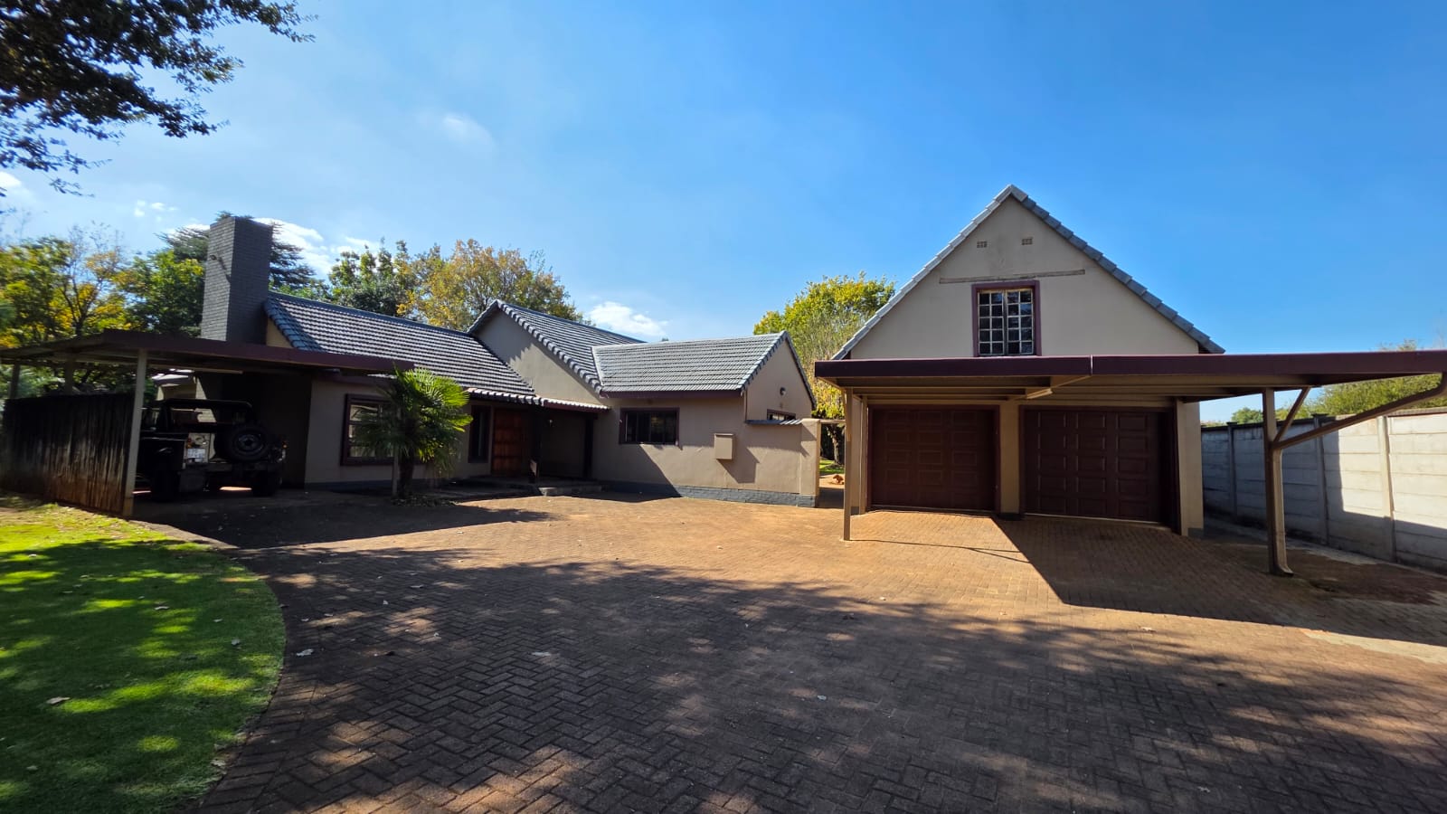Luxury Family Home with Exeptional Entertainment Areas and Two Flatlets.