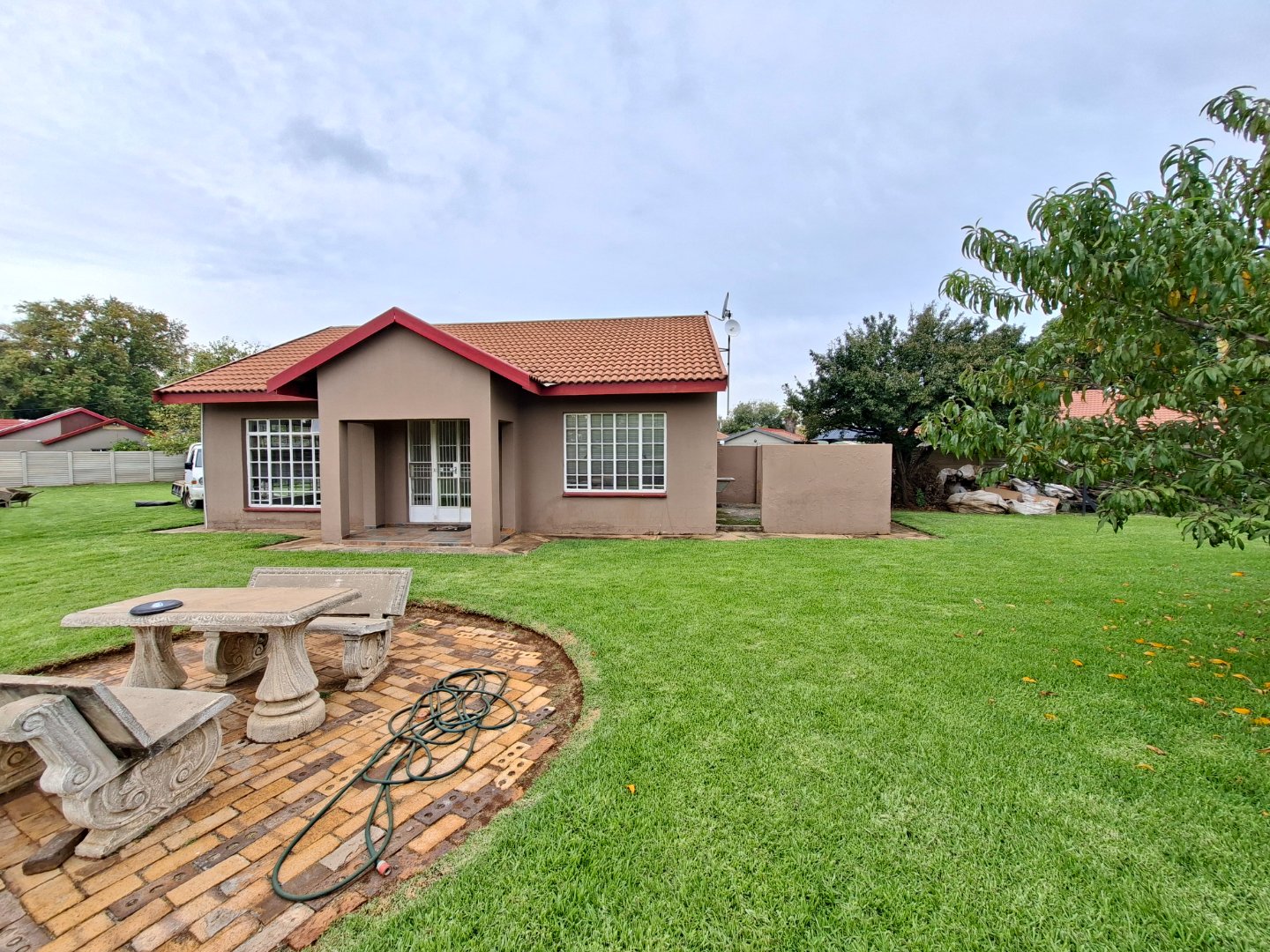 Charming 2 Bed Flat with Carport Parking in Meyerton