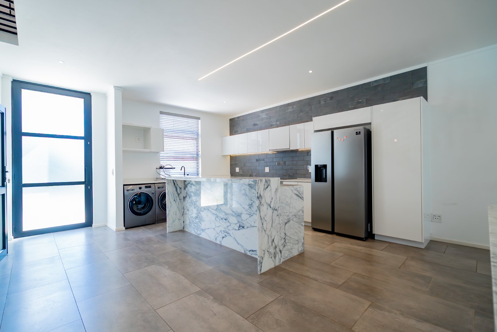Modern 3 Bed Hyde Park Townhouse with Solar, PJ Lounge & Double Garage