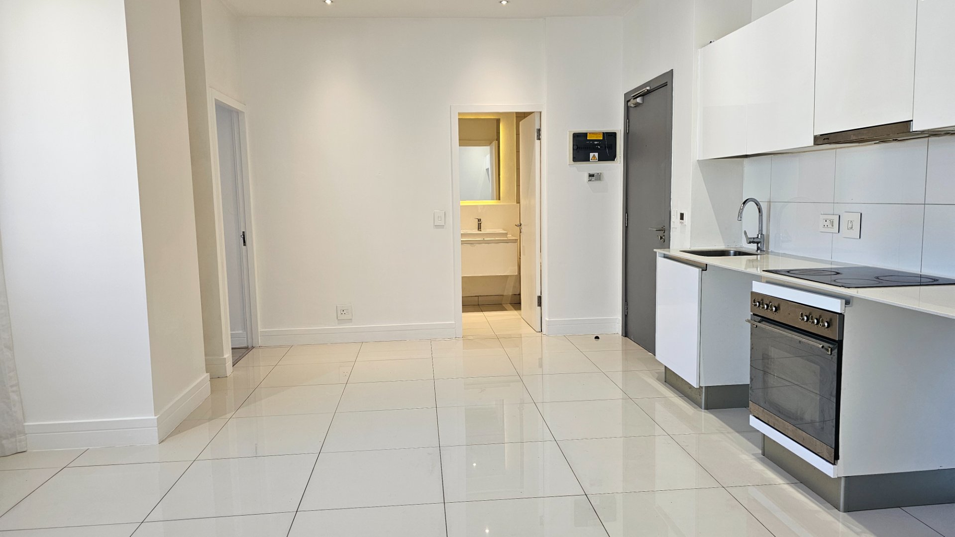 Modern 1-Bedroom with Parking, Pool & Gym