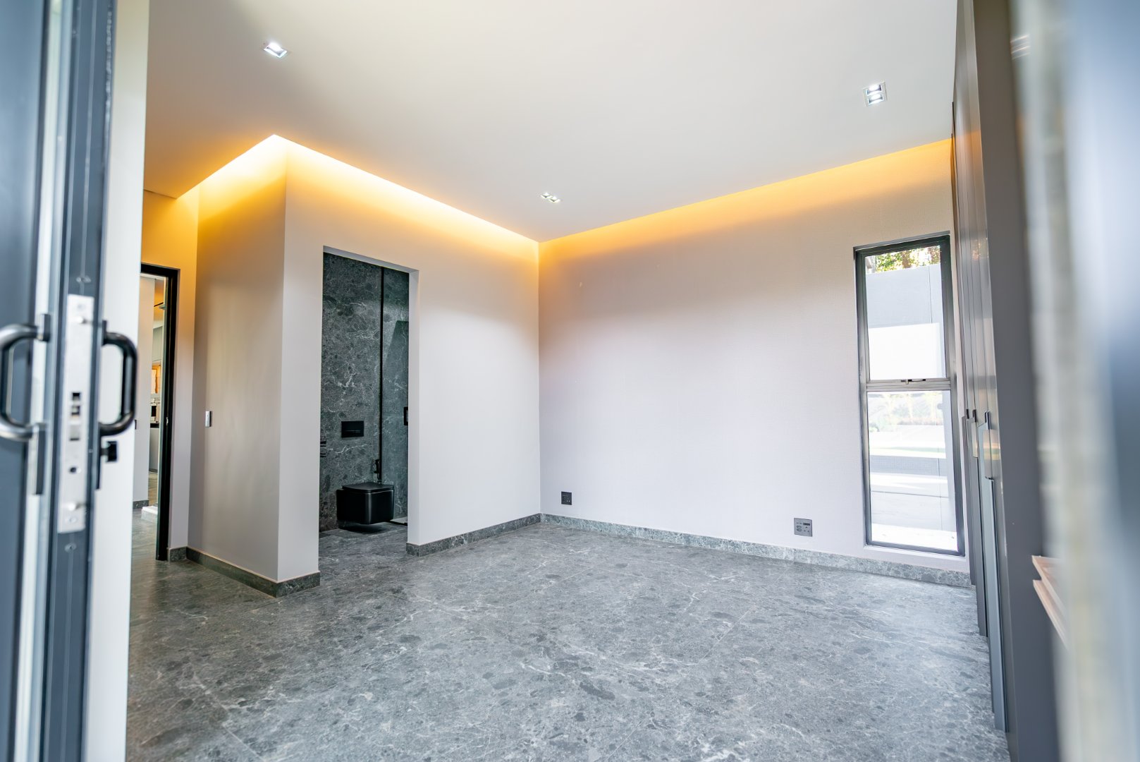 Ultra Exclusive Hyde Park Cluster Living Move In Ready Luxury Residence