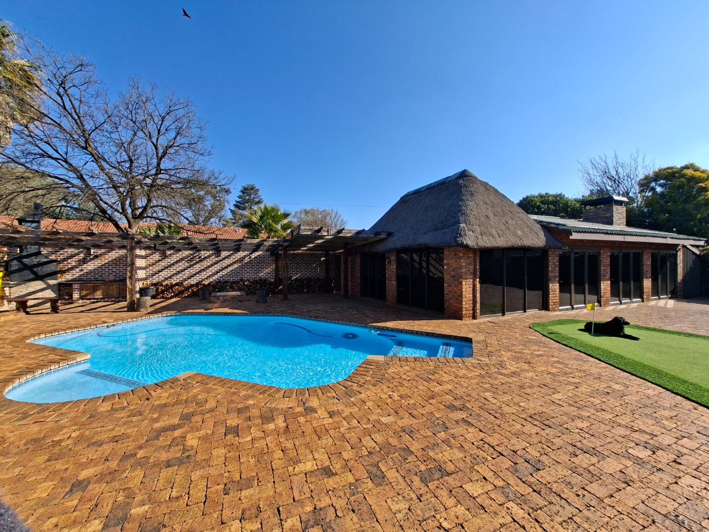 A Stylish Golf Park Oasis Designed for Luxury Living and Unforgettable Entertaining