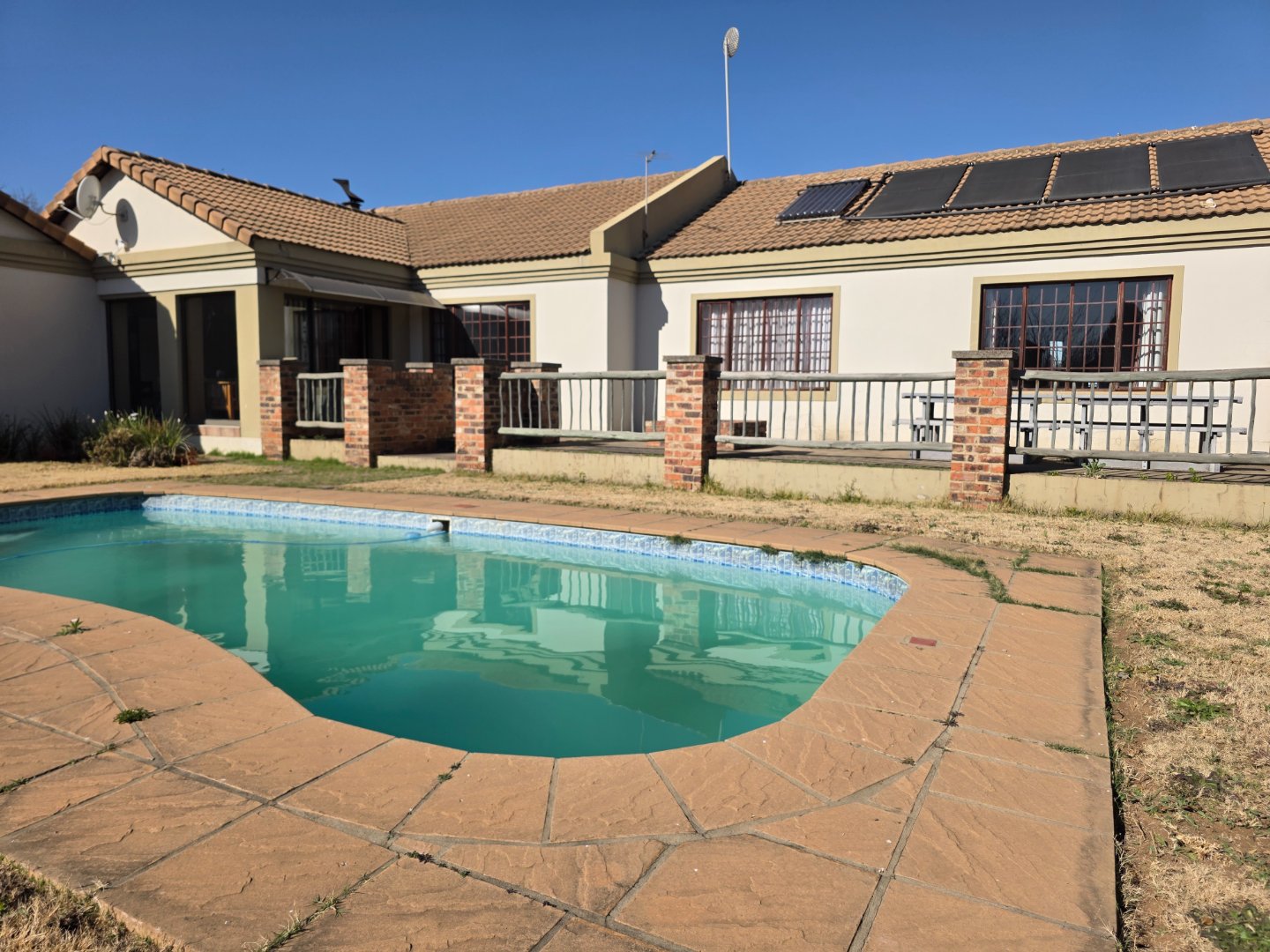 EXCEPTIONAL OPTION WITH MULTIPLE DWELLING/LIVING SPACE ,LOCATED IN AN UPMARKET AREA.
