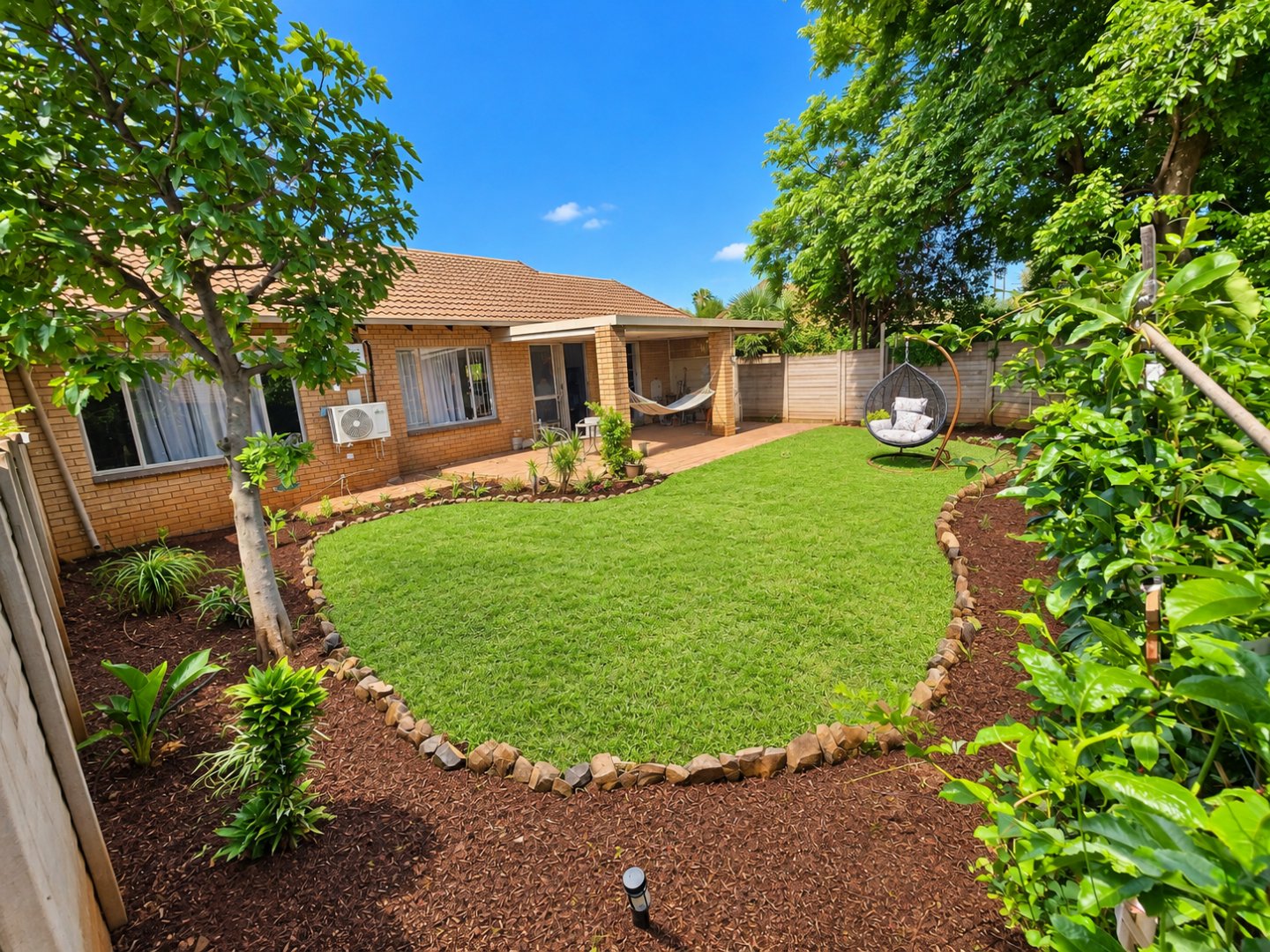 Spacious 2-Bedr Townhouse with Private Garden!