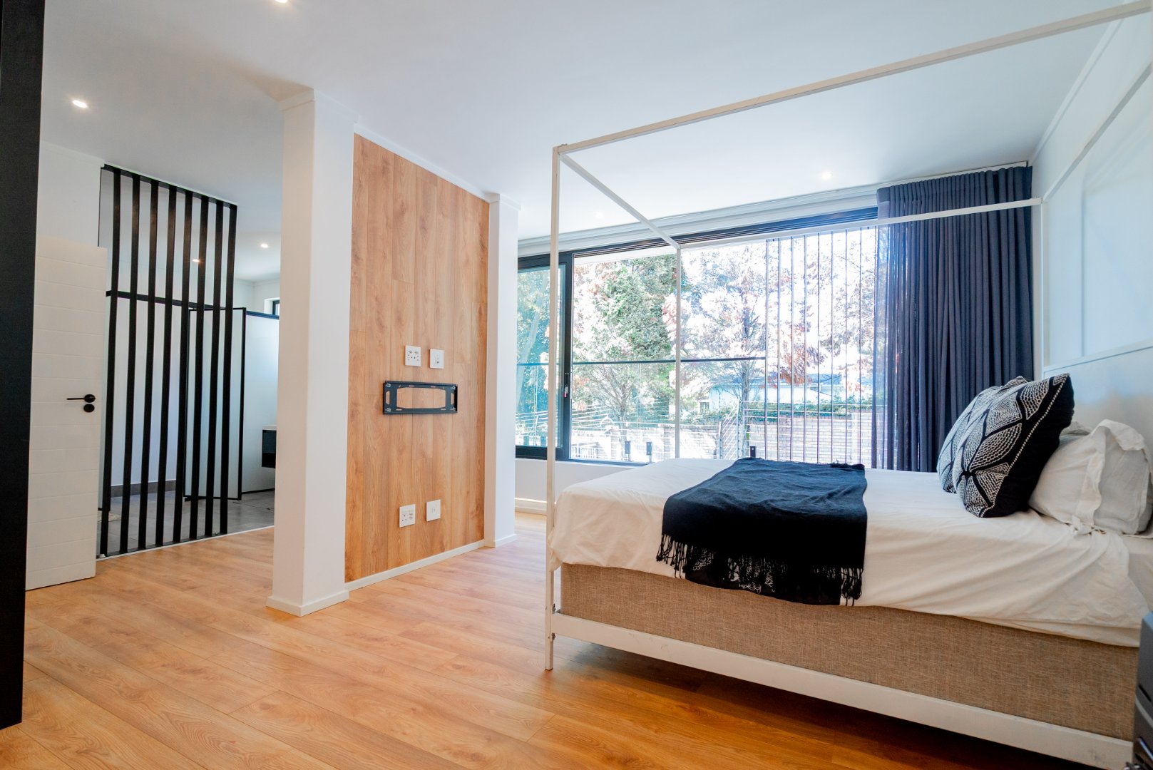 Modern 3 Bed Hyde Park Townhouse with Solar, PJ Lounge & Double Garage