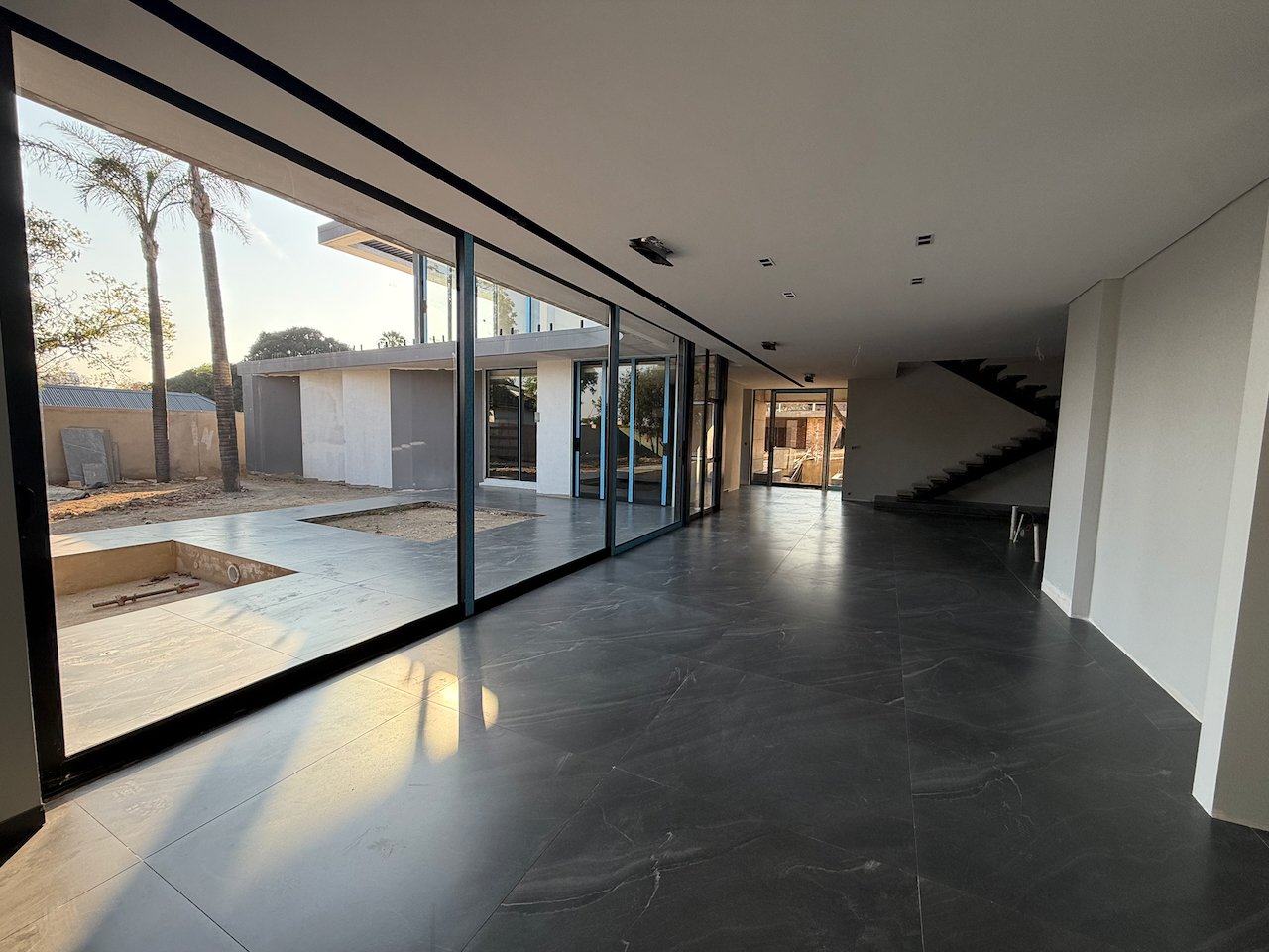 Move In for Christmas: 760 m² Villa Behind a Double Boom in Sandhurst