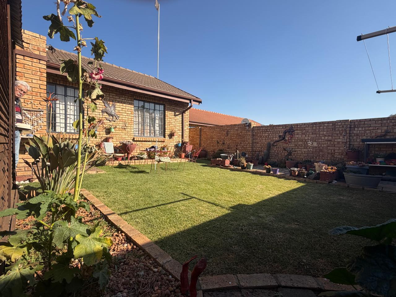 2-Bed Apartment in Riversdale, Meyerton