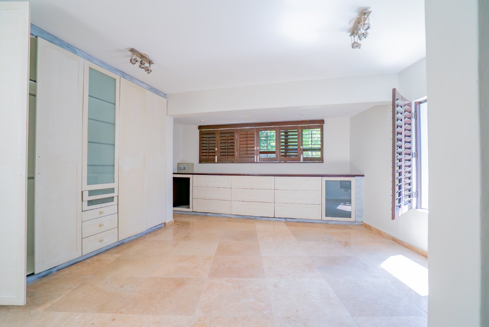 Grand Inanda Residence with Exceptional Bones – 1,003m² Under Roof on 1,859m² Stand