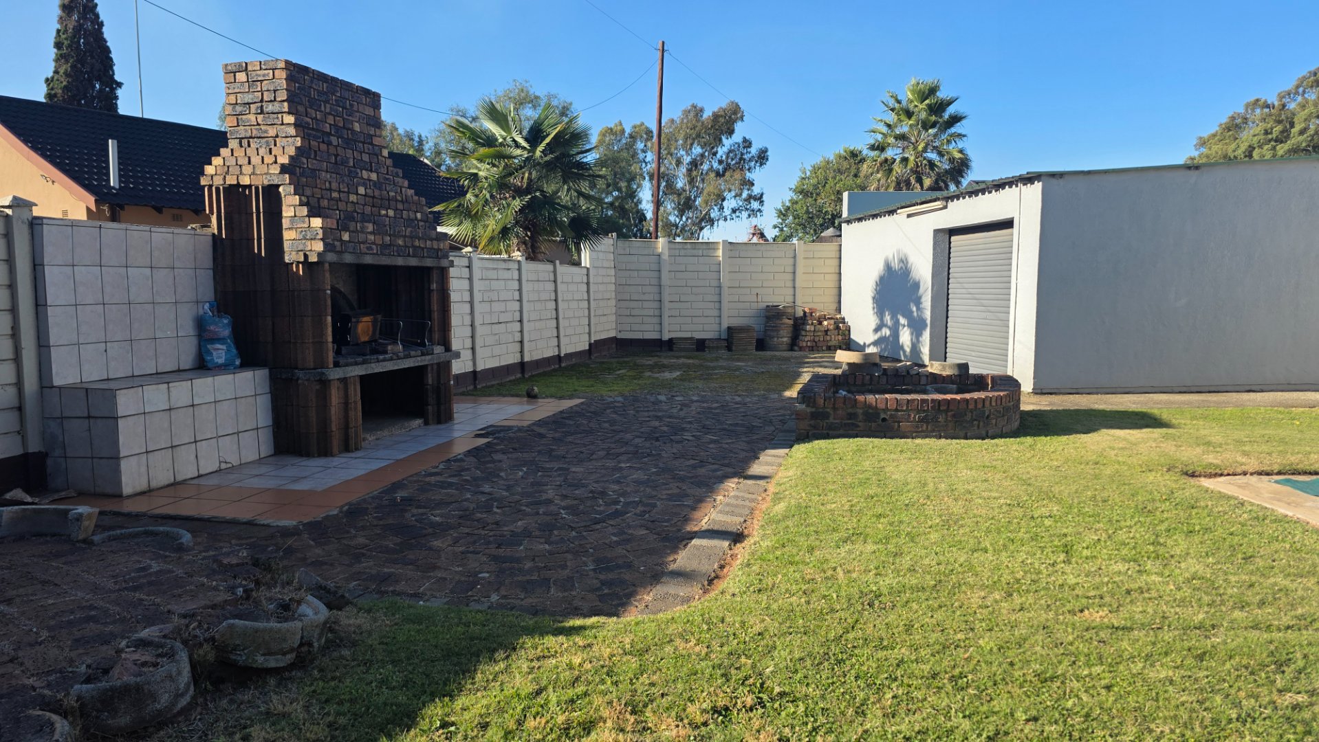 BRAAI AREA AT BACK GARDEN