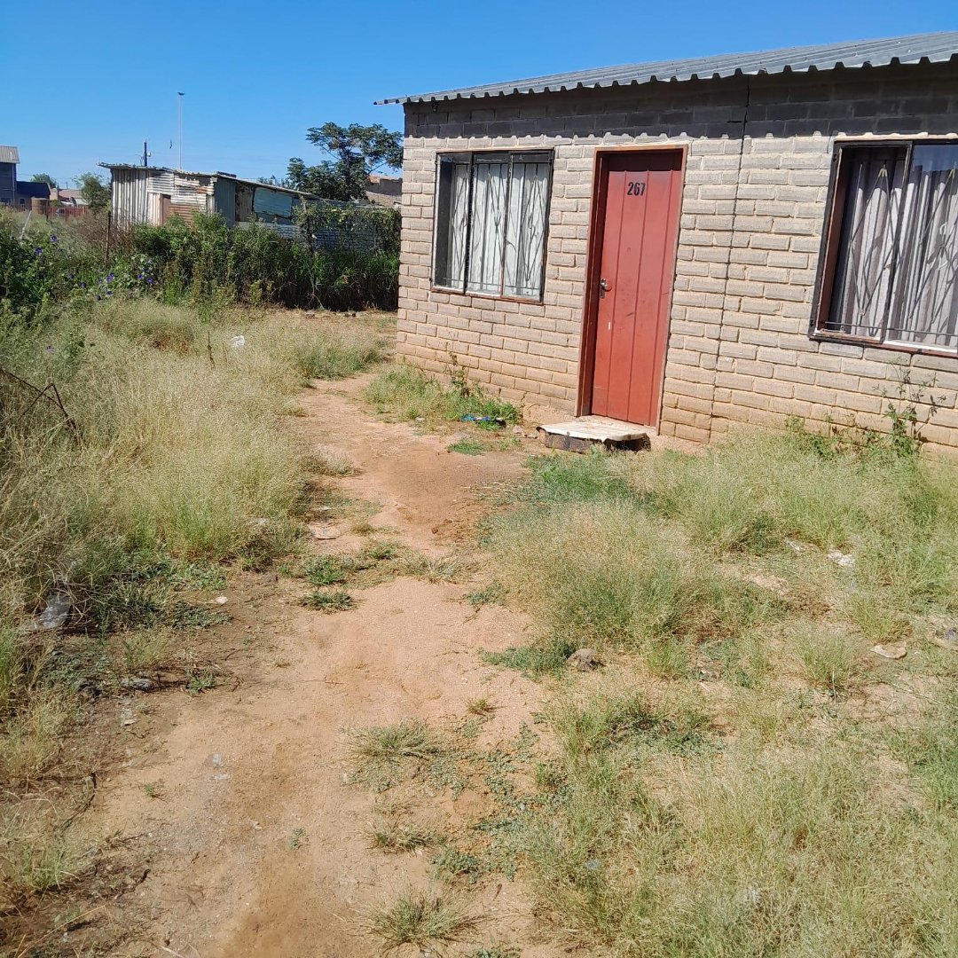 Fenced 2-Bedroom Home on 469m² Erf in Meriting, Kagisanong