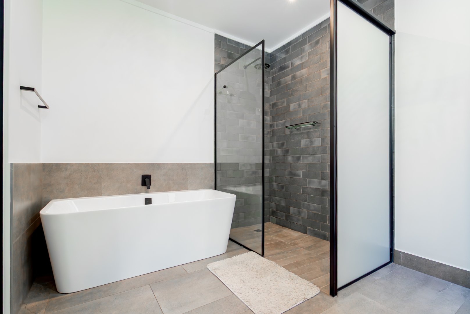 Modern 3 Bed Hyde Park Townhouse with Solar, PJ Lounge & Double Garage