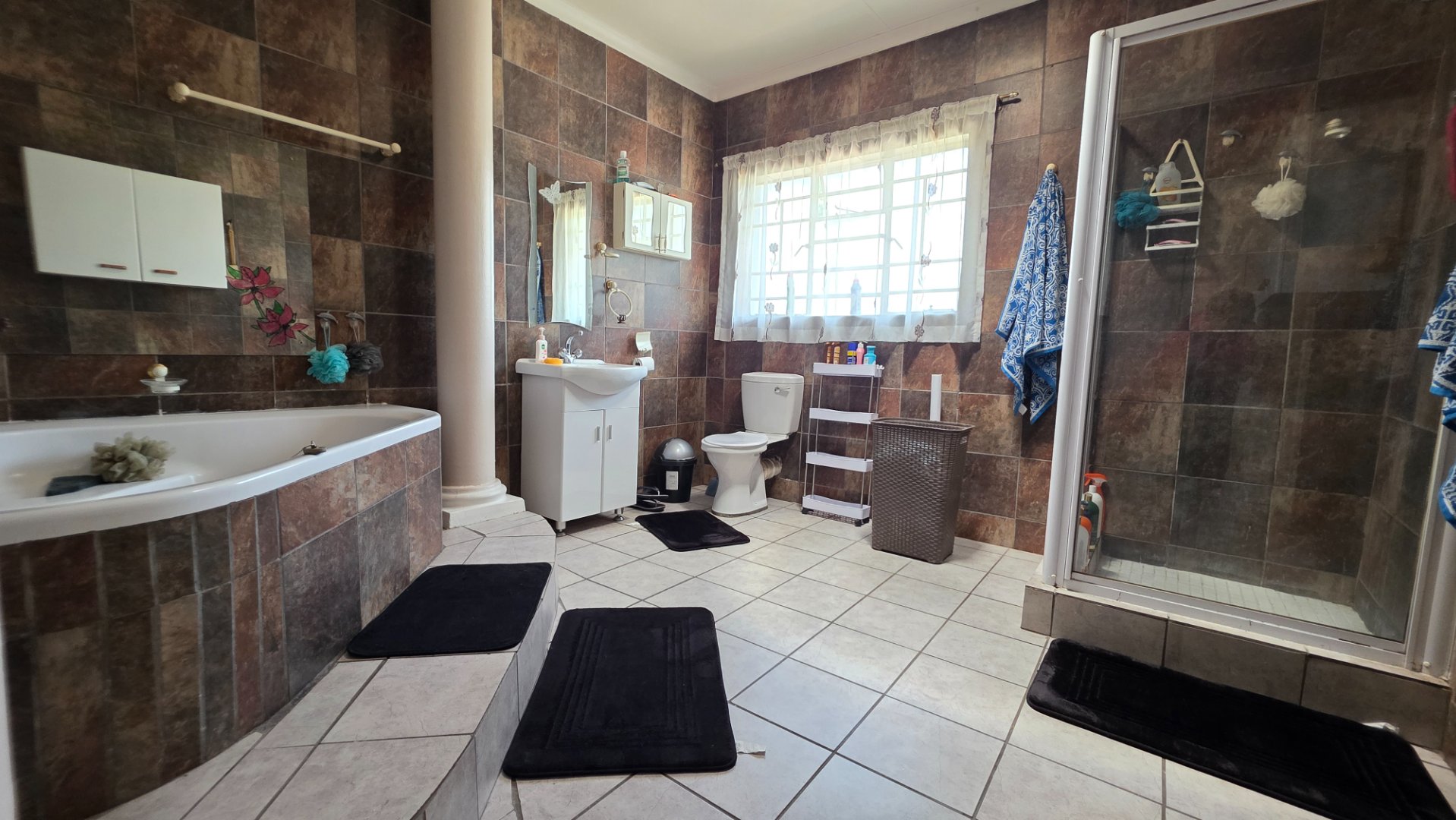 BATHROOM IN MAIN BEDROOM