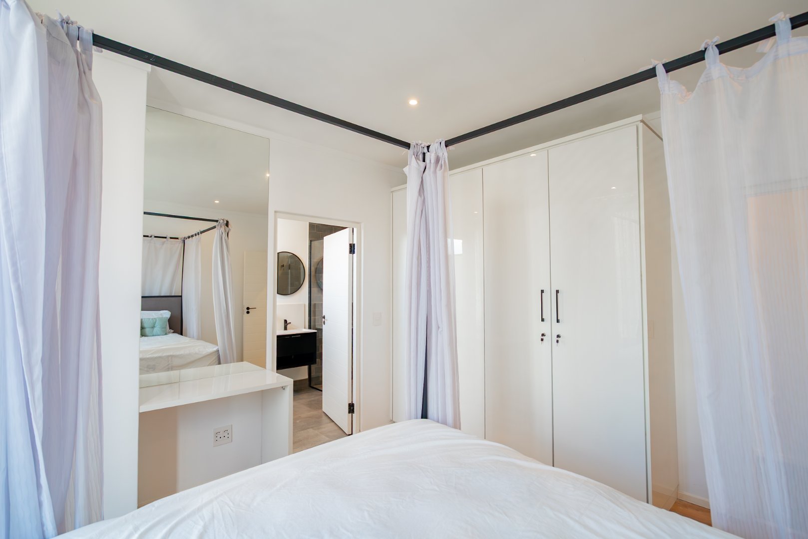 Modern 3 Bed Hyde Park Townhouse with Solar, PJ Lounge & Double Garage