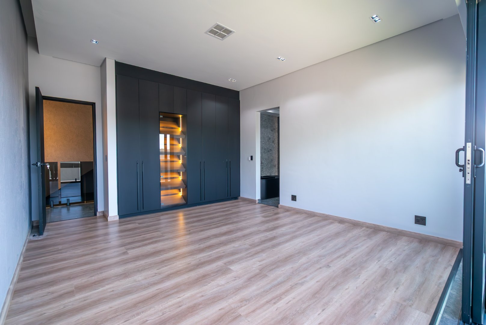 Choose Your Finishes: 670 m² Villa Behind a Double Boom in Sandhurst
