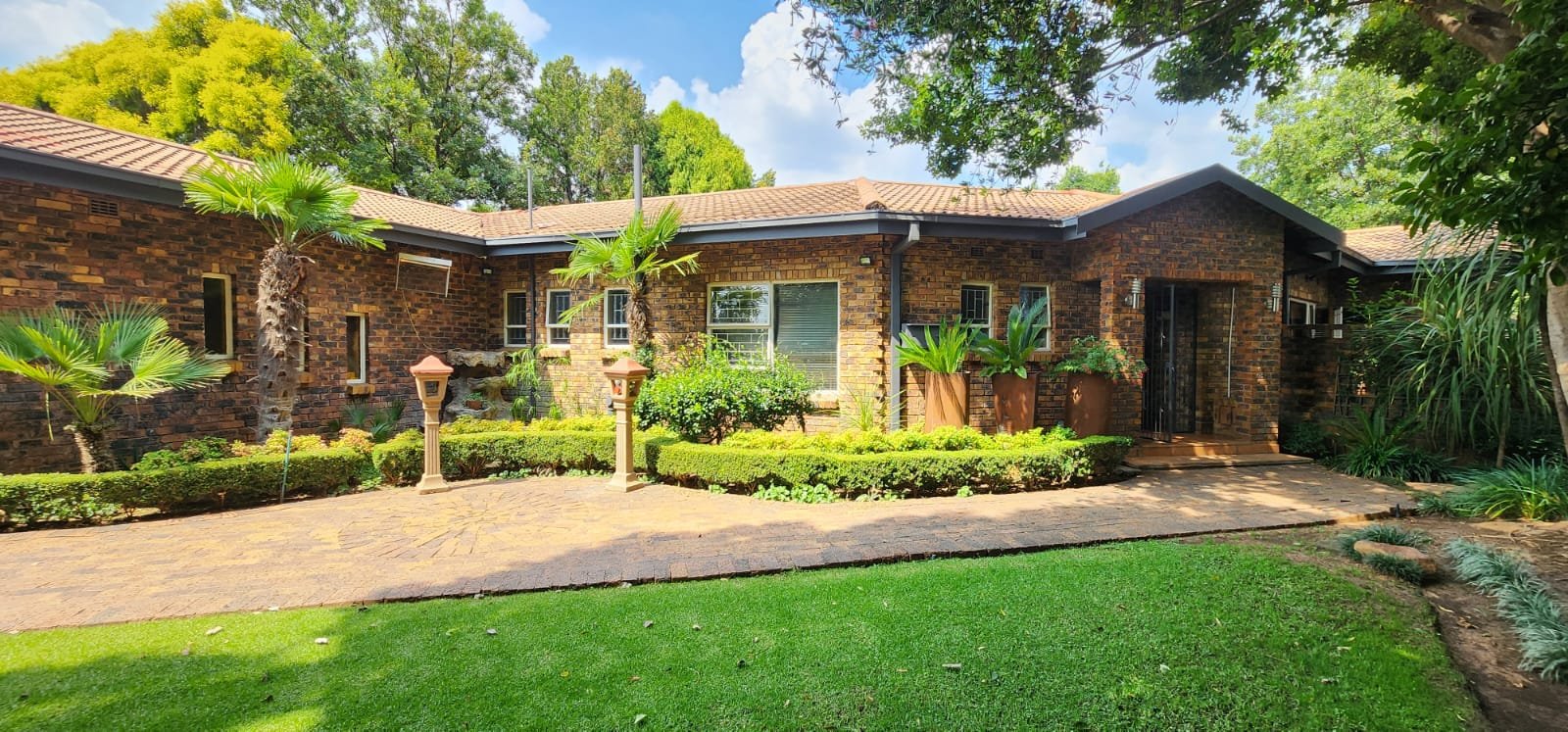 Well-maintained and spacious family home to rent.