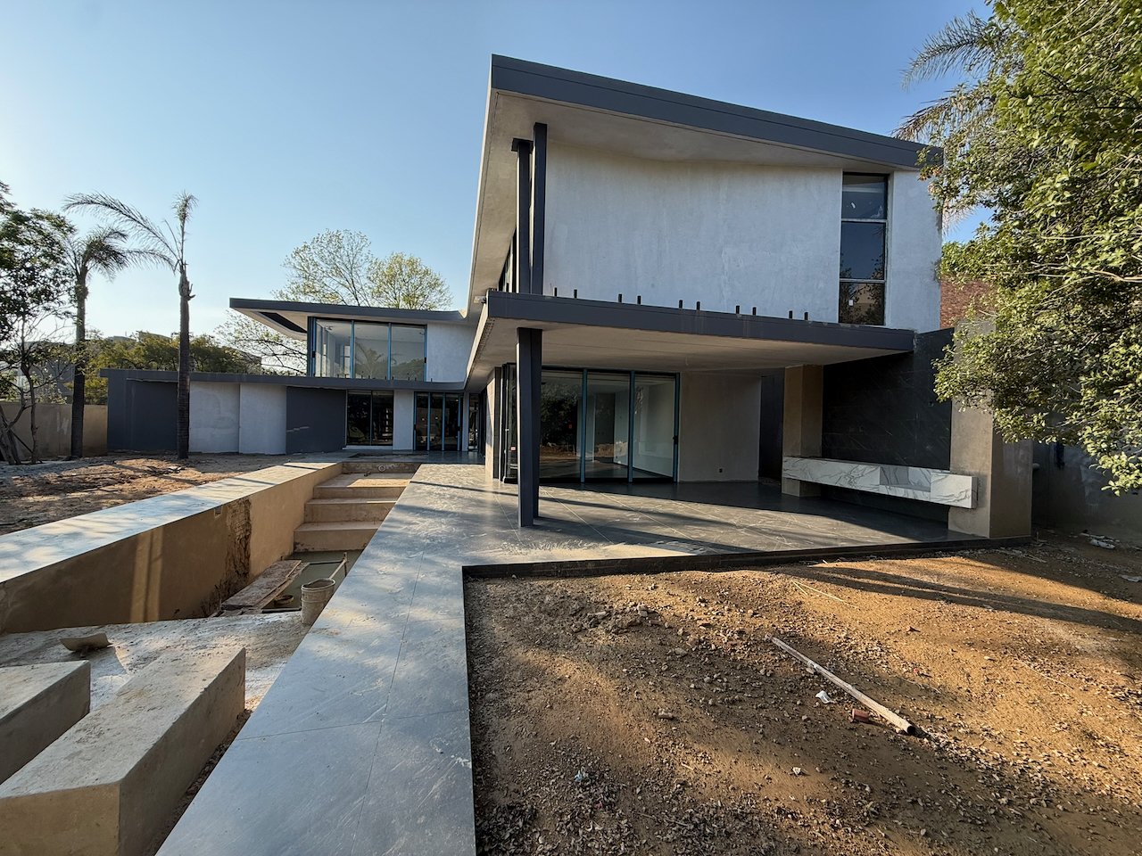 Move In for Christmas: 760 m² Villa Behind a Double Boom in Sandhurst
