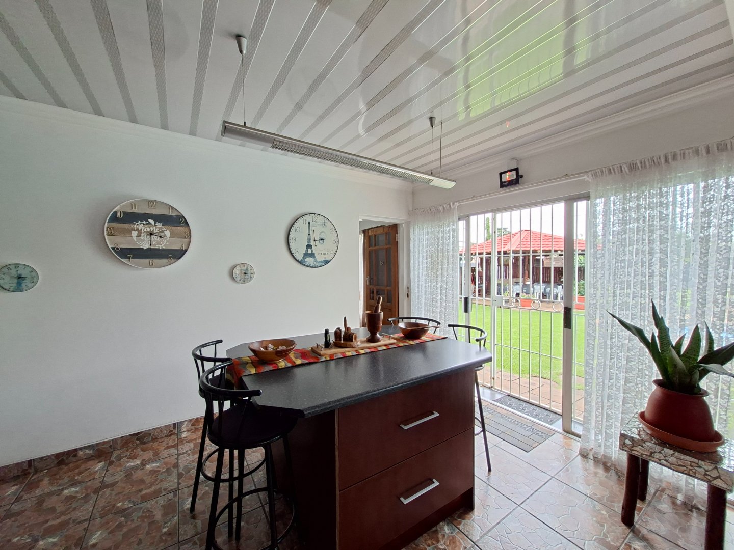 ENCLOSED ENTERTAINMENT WITH DOORS TO POOL