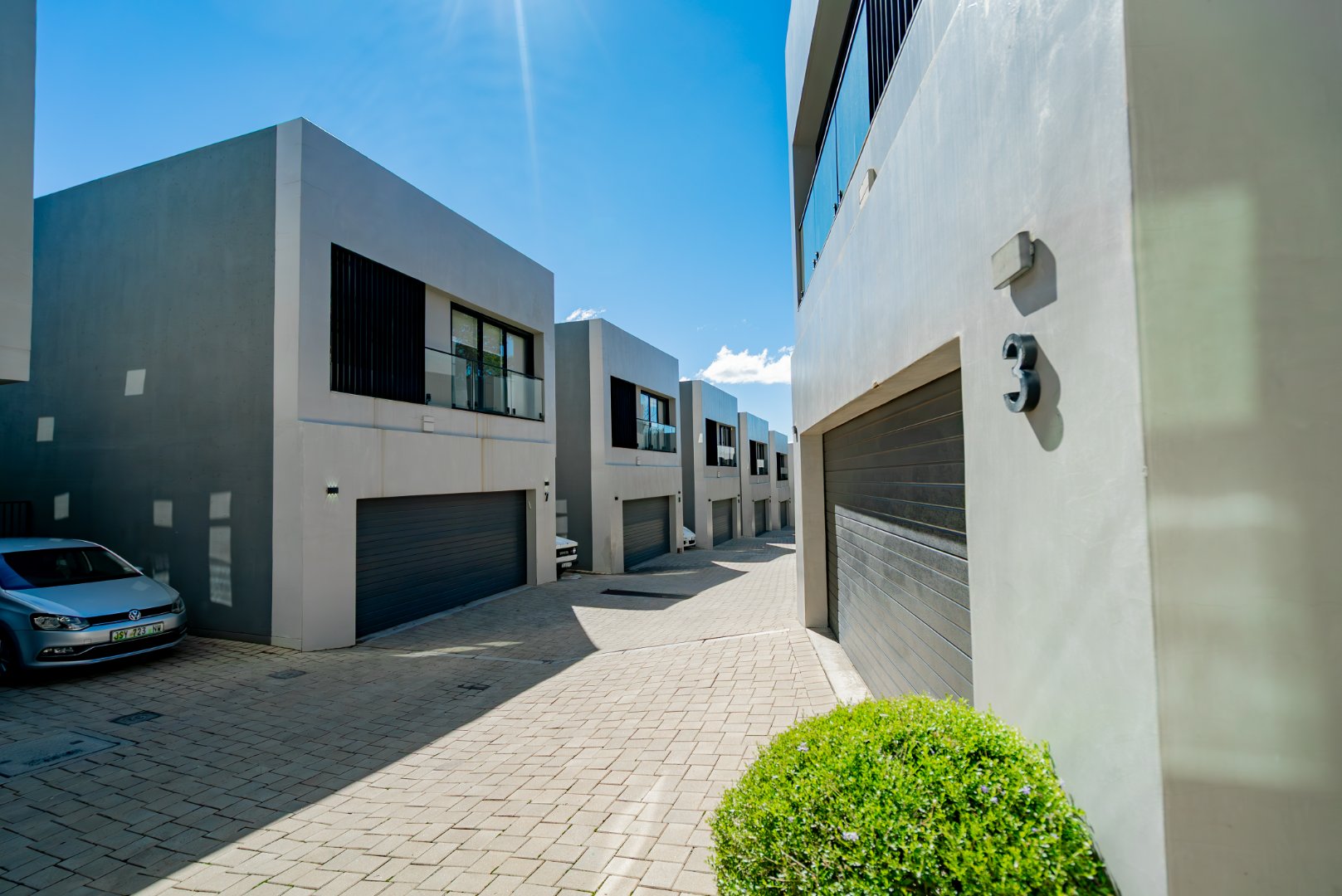 Modern 3 Bed Hyde Park Townhouse with Solar, PJ Lounge & Double Garage