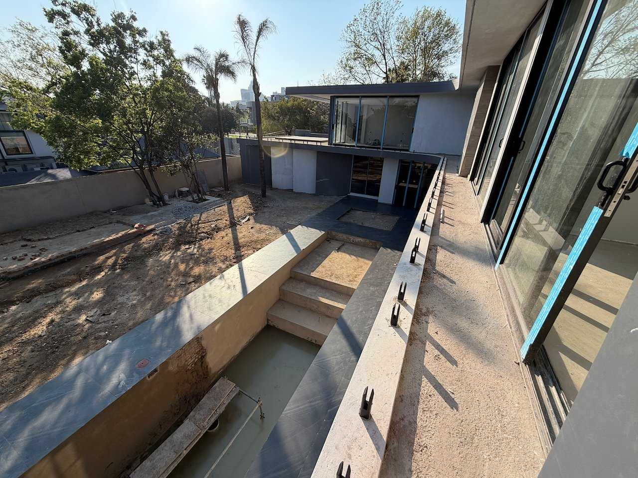 Move In for Christmas: 760 m² Villa Behind a Double Boom in Sandhurst