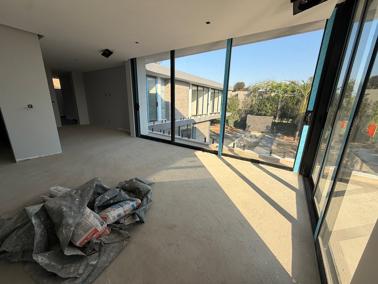 Move In for Christmas: 760 m² Villa Behind a Double Boom in Sandhurst