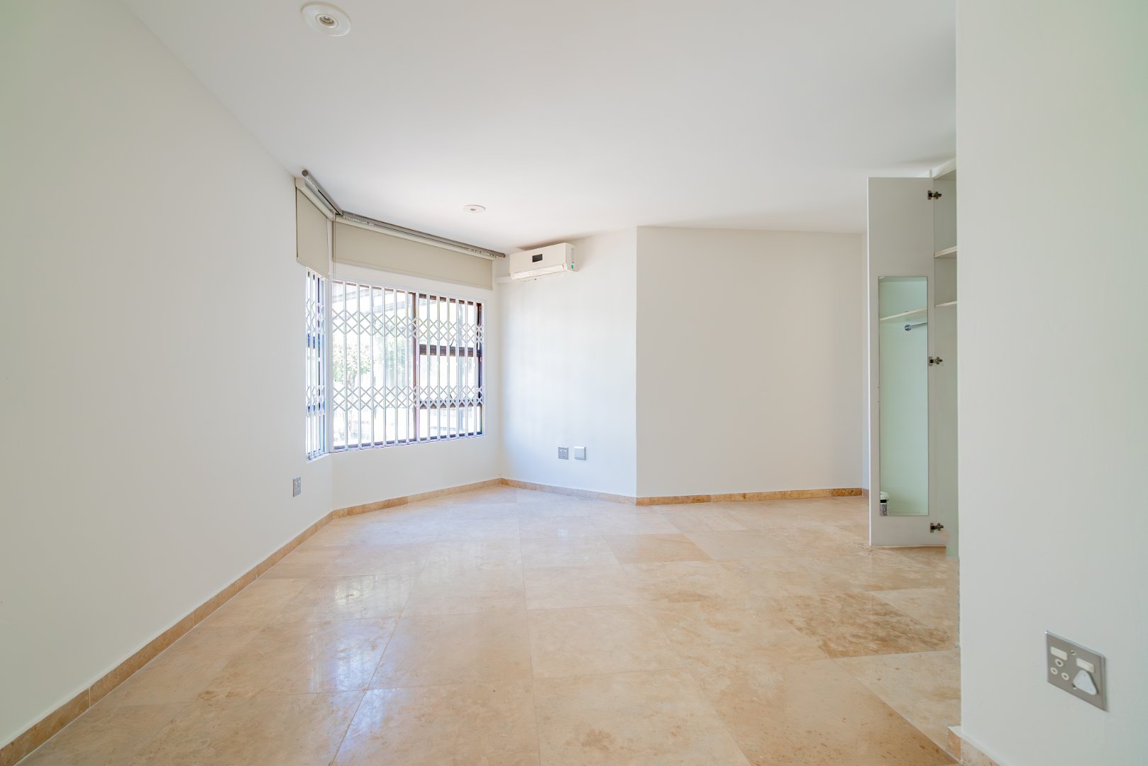 Grand Inanda Residence with Exceptional Bones – 1,003m² Under Roof on 1,859m² Stand