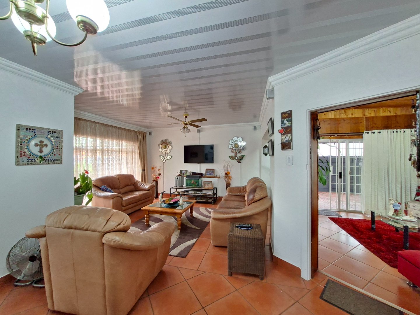 OPEN PLAN TV ROOM/FOIR